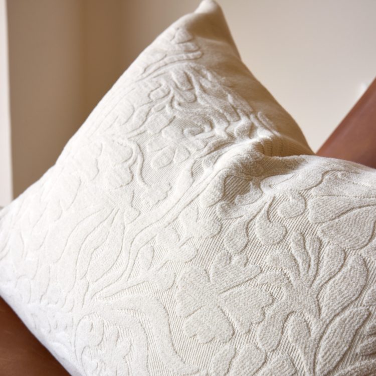 almofada-decorativa-bege-claro-druida-1