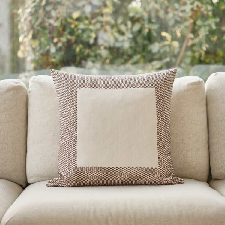 almofada-decorativa-castanho-escuro-moonglade-1