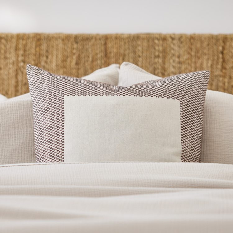 almofada-decorativa-castanho-escuro-moonglade-2