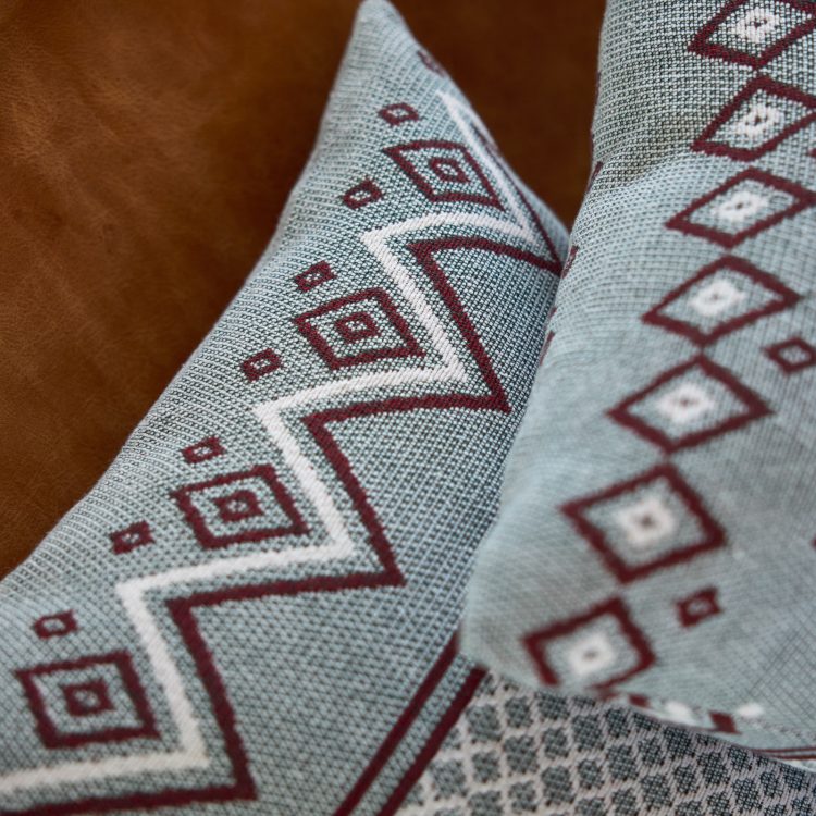 almofada-decorativa-vermelho-winter-path-2